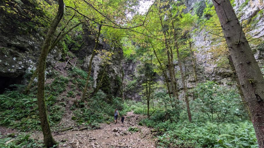 Durch ein altes Flussbett führt ein Pfad in eine tiefe Klamm