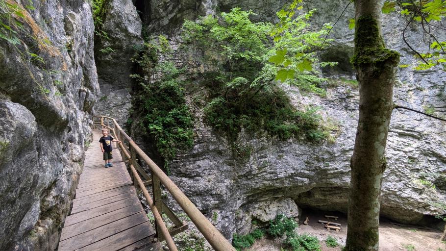 Die &ldquo;Galerie&rdquo; besteht aus Holzstegen die hoch oben in einem großen Felskessel entlang führen