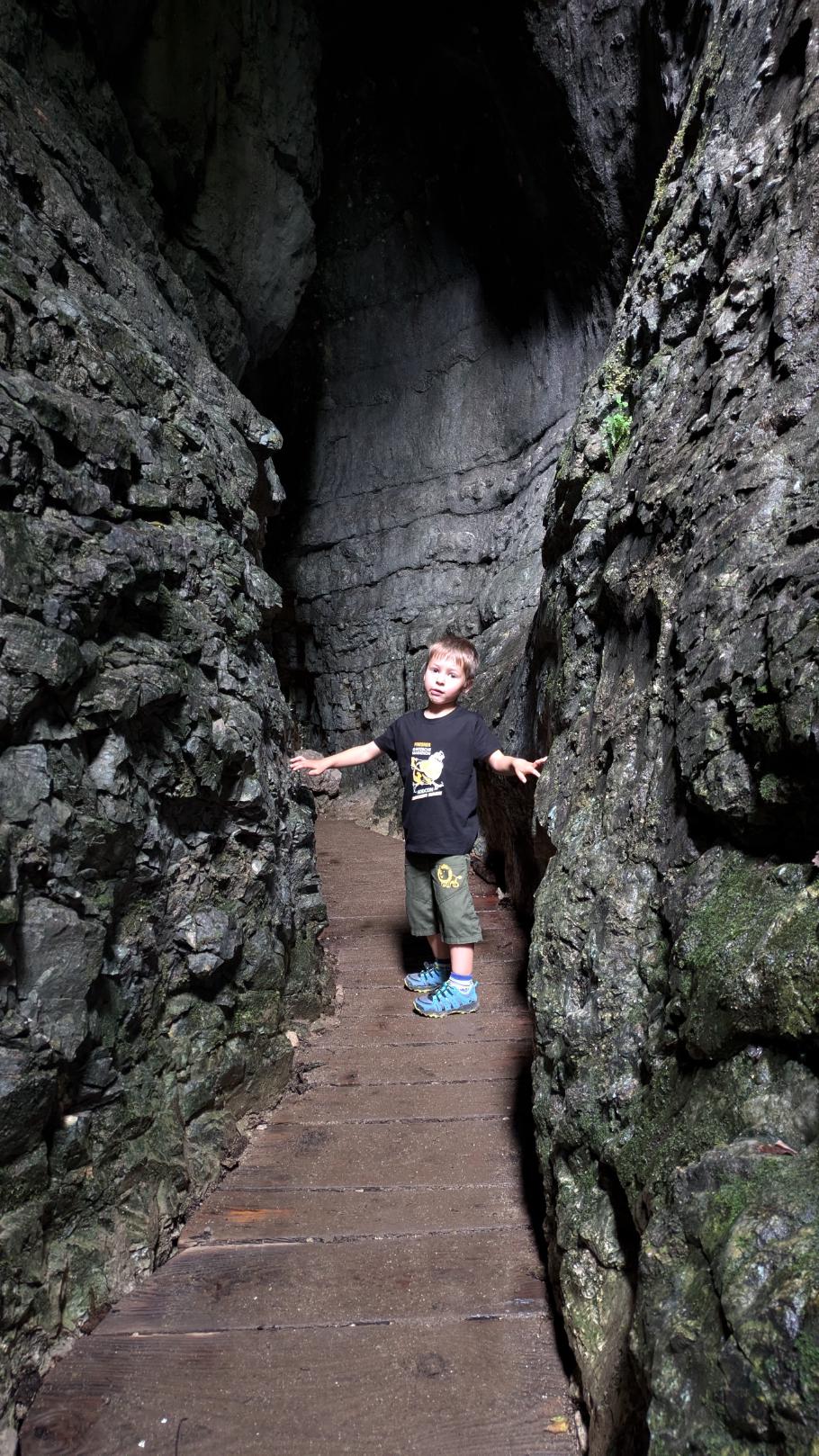 Ein hölzerner Pfad führt durch die engste Stelle der Schlucht