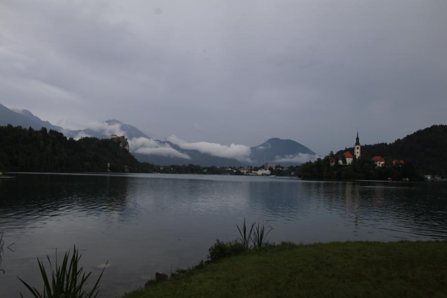 Bei schlechtem Wetter kommen Burg und See nicht besonders gut zur Geltung