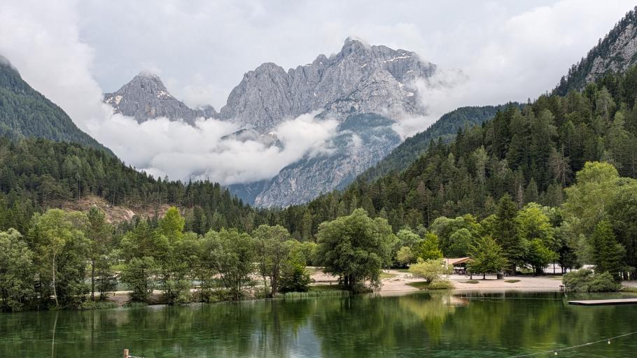Auch an &ldquo;unseren&rdquo; Bergen hägen am Abend noch die Wolken