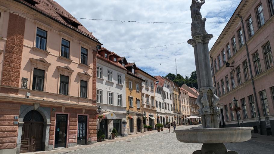 Bunte Häuser säumen die autofreien Gassen