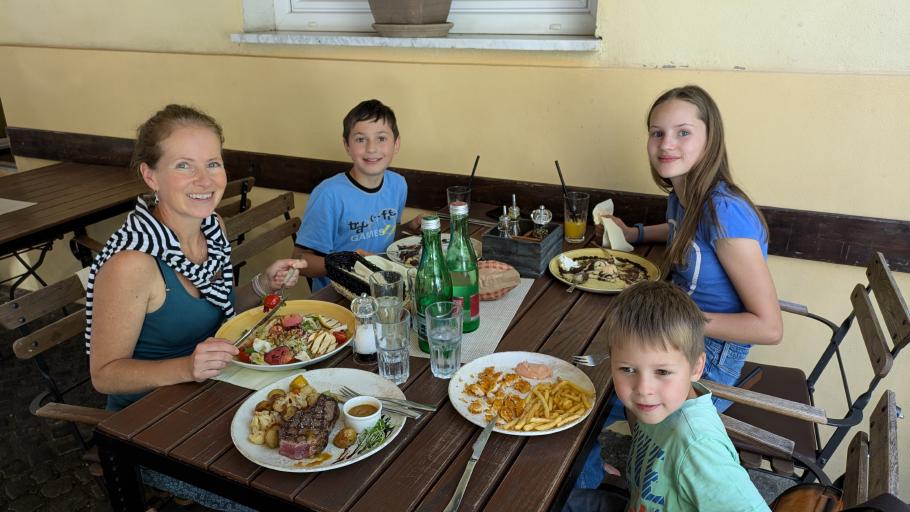 So lässt sich&rsquo;s leben. Im Vordergrund ein Dry-Aged-Rumpsteack vom Black Angus, rare.