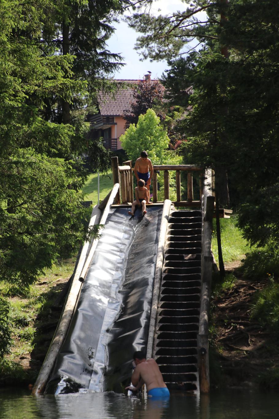 Mattis braucht einen Moment, bevor er sich die Wasserrutsche hinunter wagt