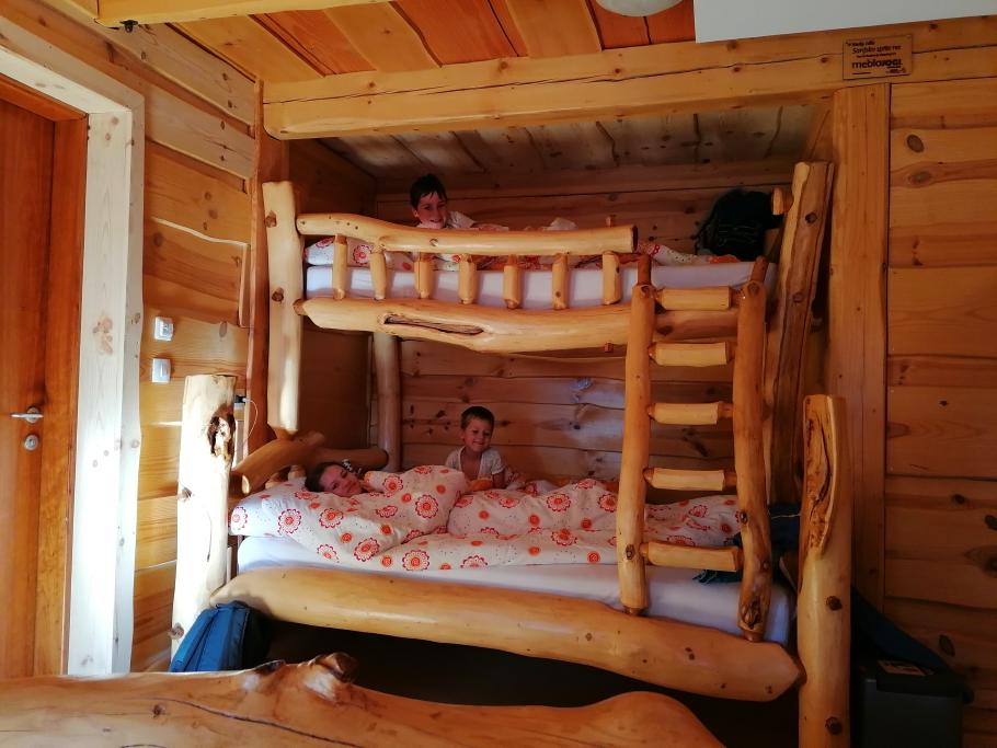 Auch innen ist alles aus rohem Holz gezimmert