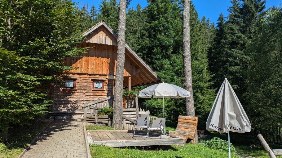 Wir haben das größte Blockhaus mit Platz für uns fünf gebucht