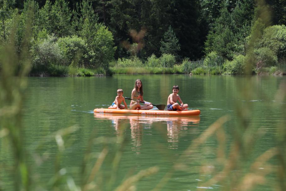 Die Kids drehen nochmal eine Runde auf dem SUP