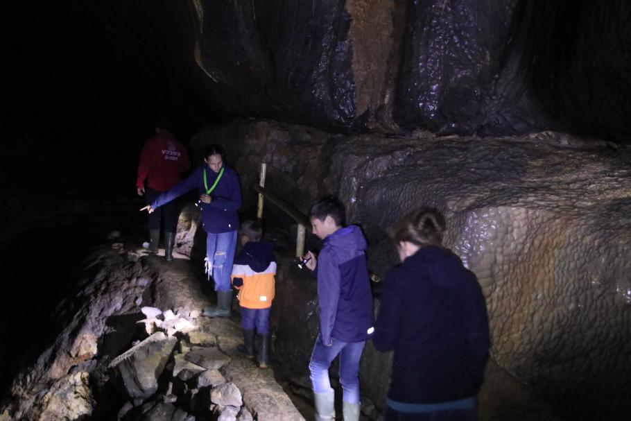 Unsere Taschenlampen sind die einzigen Lichtquellen in der Höhle
