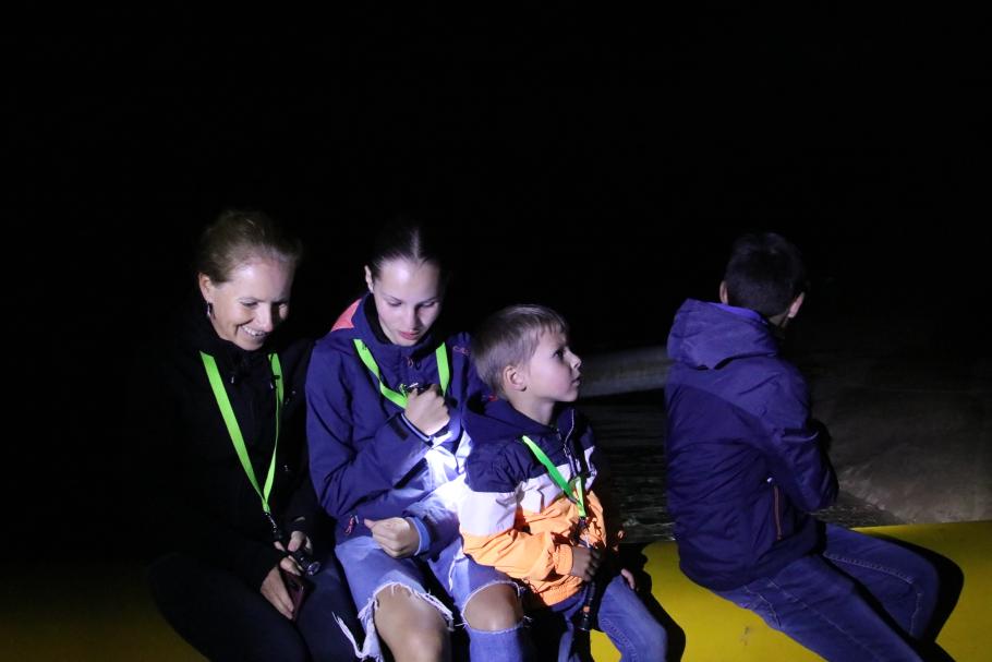 In 10er-Gruppen besteigen wir das Schlauchboot, mit dem wir den ersten Höhlensee durchqueren werden