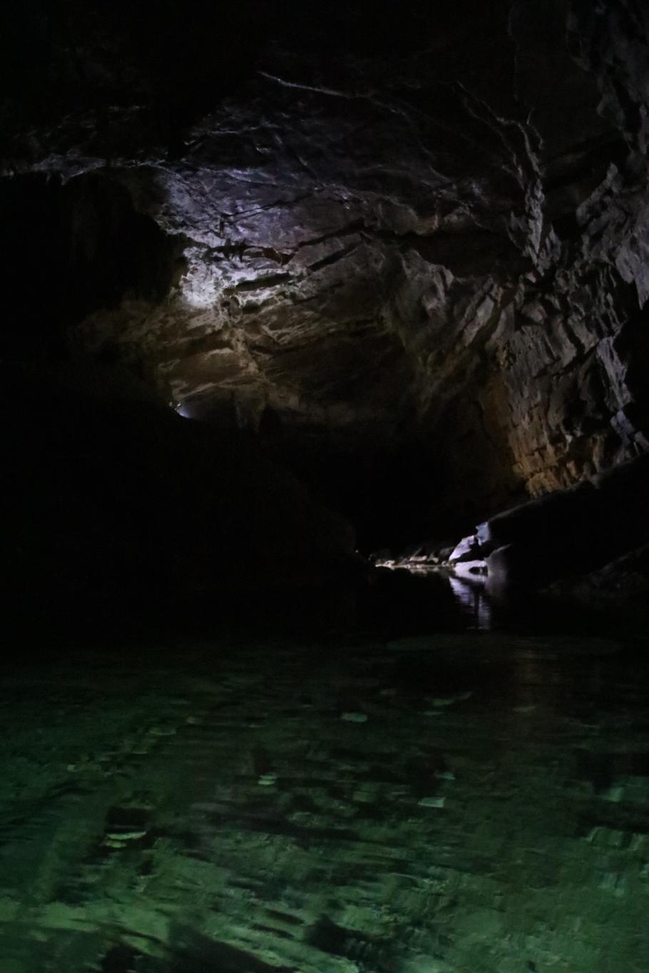 Der See schimmert blaugrün aufgrund gelöster Mineralien