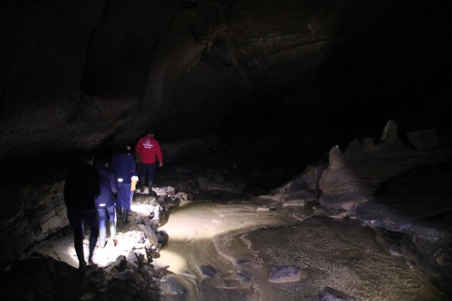 Der Weg führt an einem unterirdischen Fluss entlang