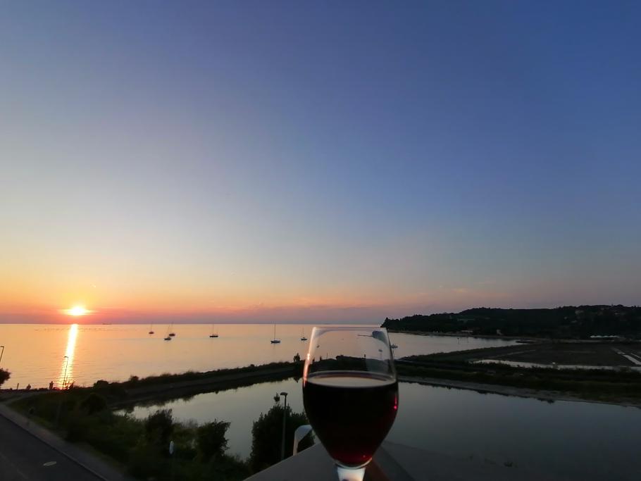 Wir haben ein geräumiges Appartment mit Dachterrasse, von der wir den Sonnenuntergang sehen können.