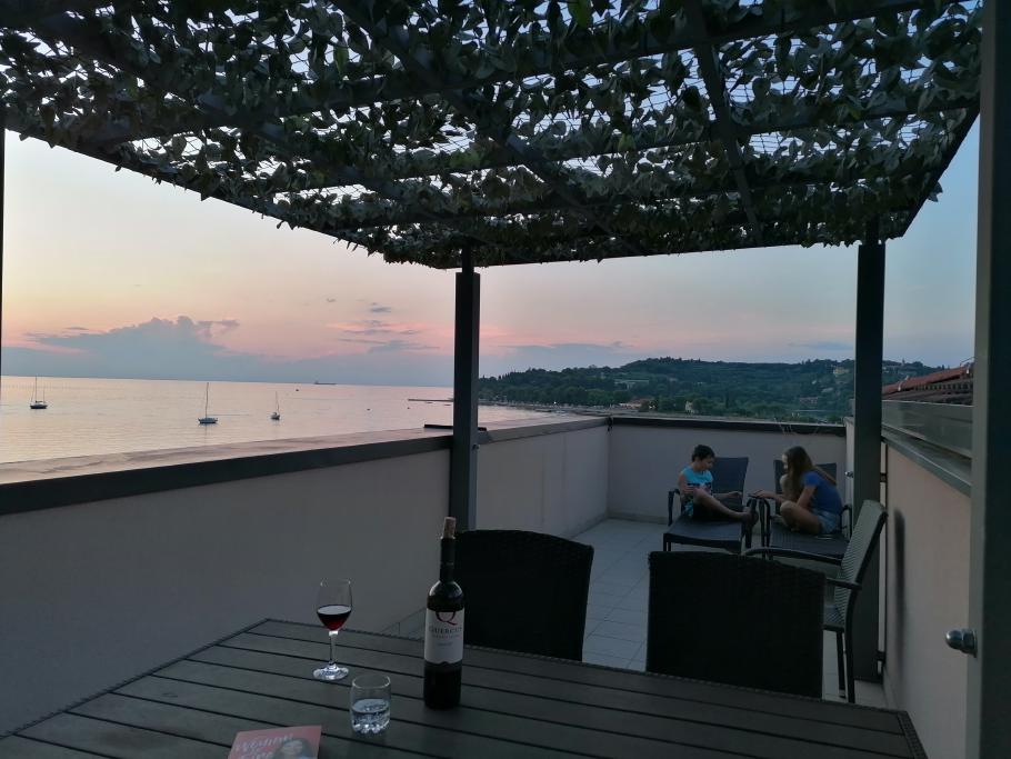 Nach dem Abendbrot sitzen wir noch bei mediterranen Temperaturen und spielen.