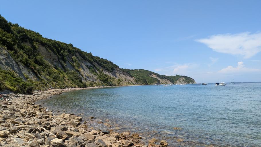 Ruhig. Aber auch sehr steinig, wie die meisten slowenischen Strände