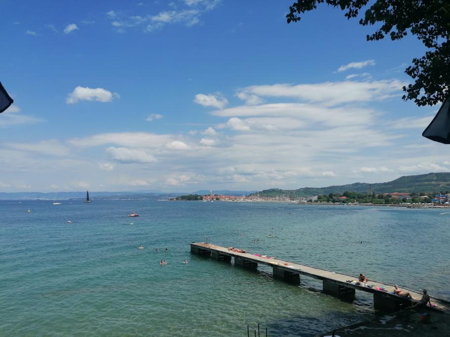 Im Hintergrund ist die schöne Altstadt von Izola zu sehen. Ganz rechts die Wasserrutsche, zu der wir zuerst wollten