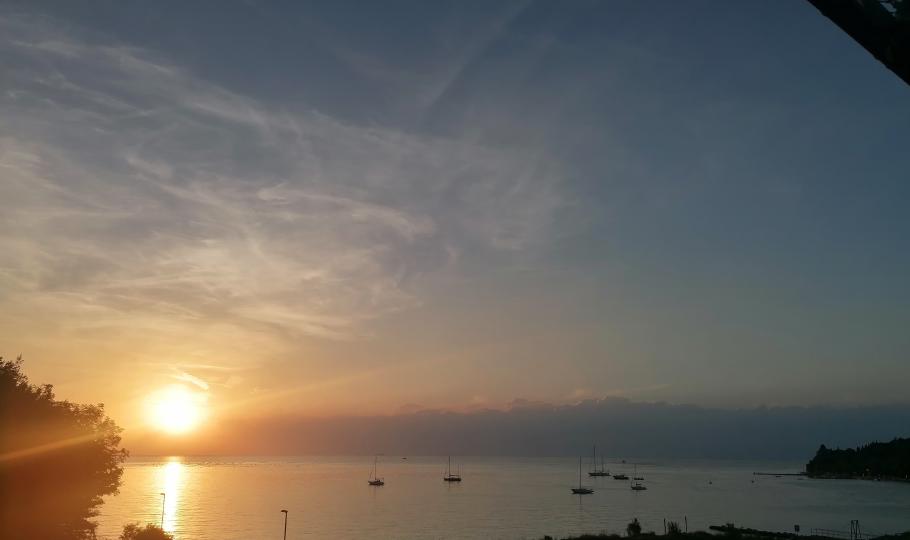 Sonnenuntergang am Sonntagabend von unserer Dachterrasse aus