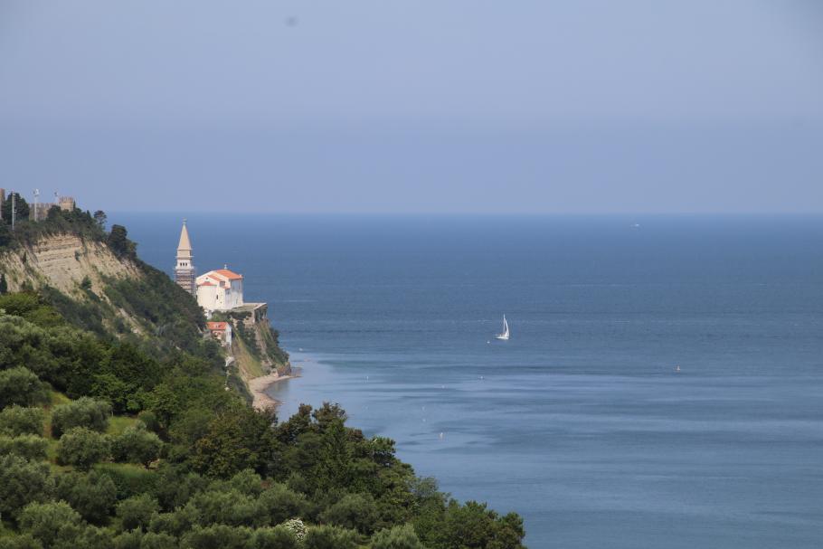 Auf dem Weg nach Portoroz kommen wir an der markanten Kirche von Piran vorbei - die wollen wir uns die Tage auch noch anschauen