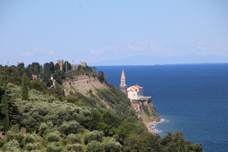 Die markante Kirche können wir sogar vom Hotel aus sehen. Heute ist es so klar, dass im Hintergrund die 20 km entfernte italienische Küste zu erkennen ist.