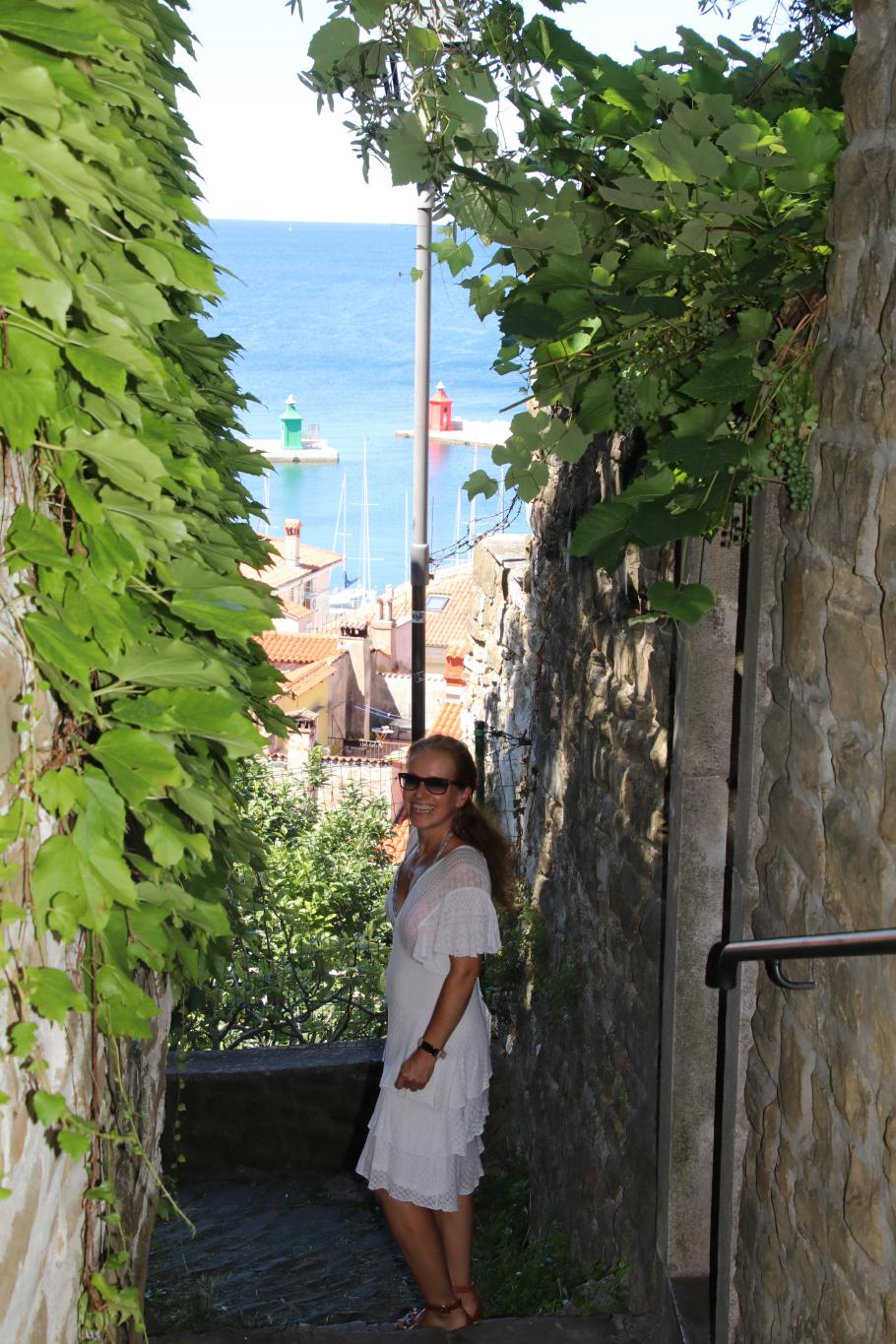 Steile Stufen führen hinab bis zum Hafen