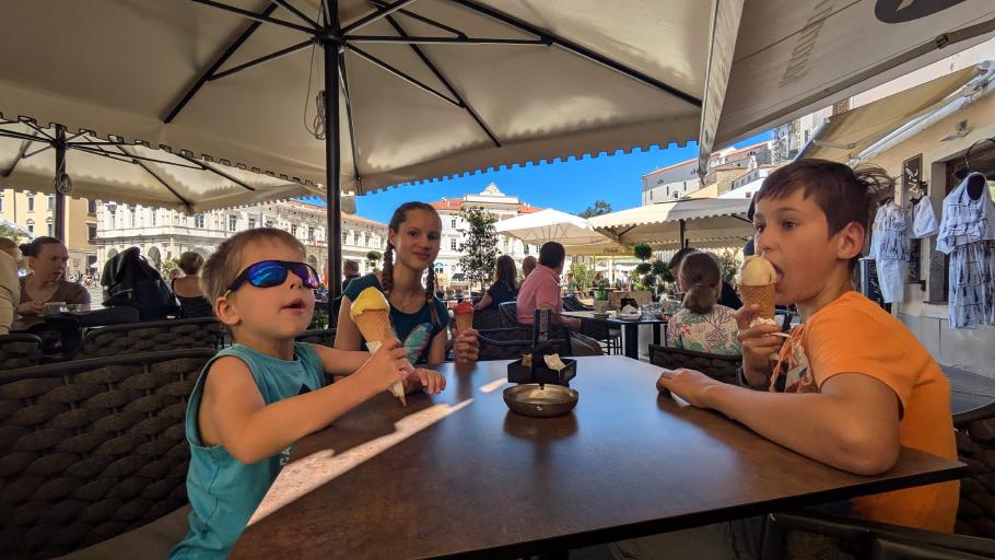 Es ist ordentlich warm, also gibt&rsquo;s erstmal ein Eis