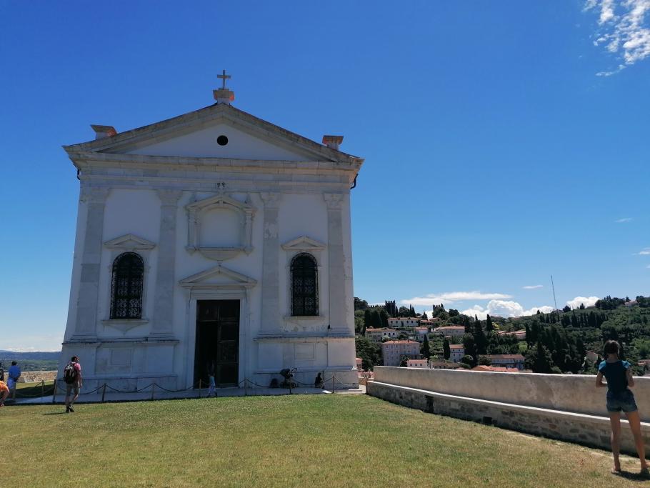 Von dieser Seite der Kirche ist im Hintergrund die Stadtmauer zu sehen