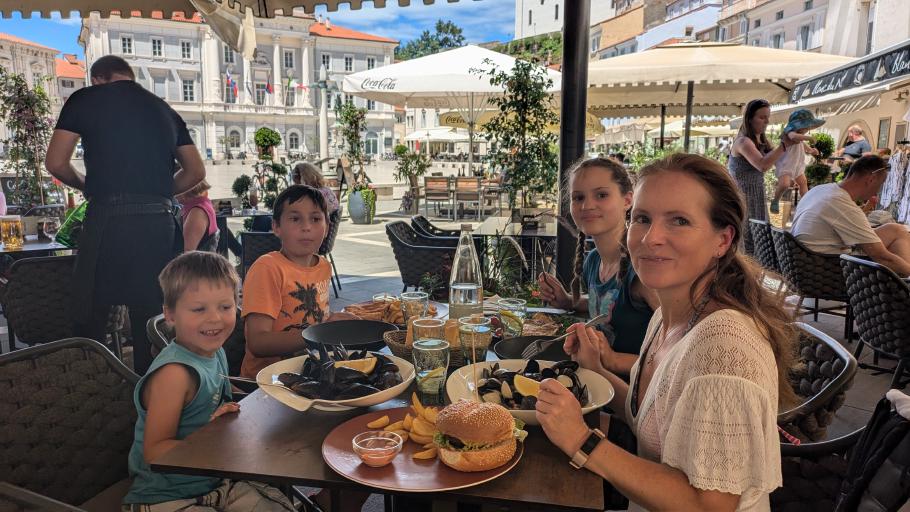 Anke und Mattis essen lokale Muscheln