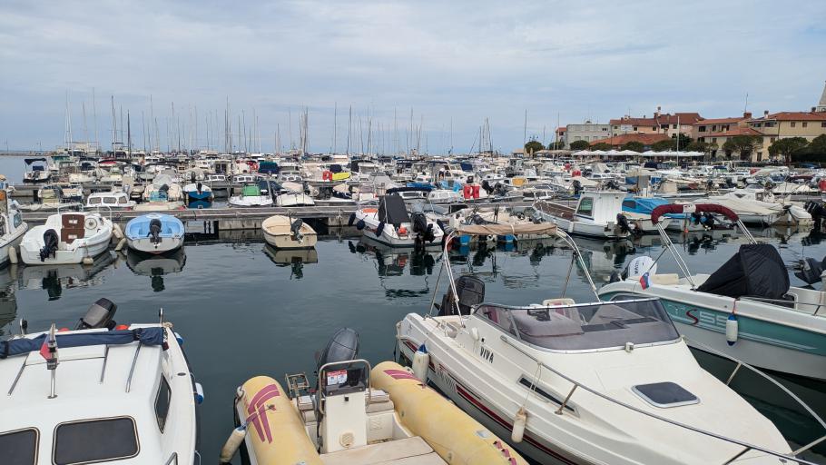 Die Liegeplätze sind so voll, dass man den Hafen fast trockenen Fußes überqueren könnte