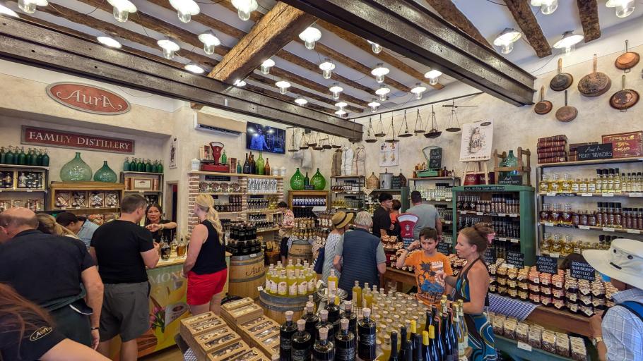 Gleich der erste Laden hier ist eine Destillerie