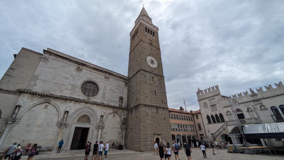 Der Kirchturm sieht fast genau wie der in Izola aus
