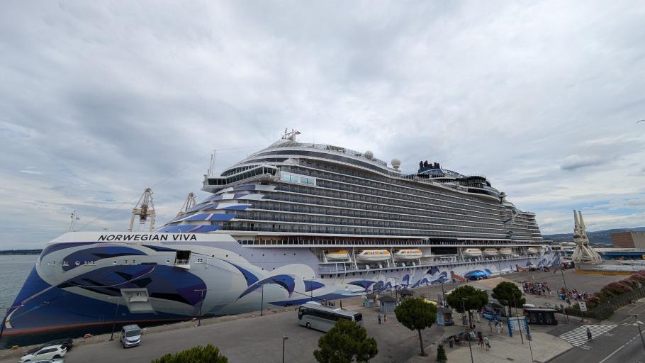 Nein, ein Kreuzfahrtschiff, welches im Hafen angelegt hat und bei Mattis Begeisterung hervorruft