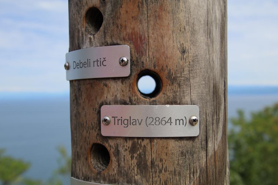 Von oben können wir über&rsquo;s Meer bis ins Triglav-Gebirge schauen, wo unser Urlaub anfing