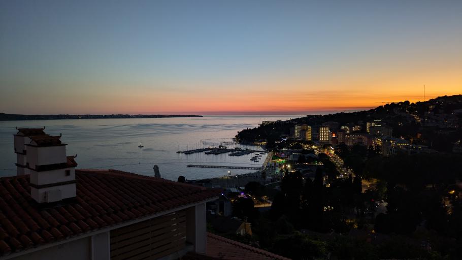 Während die Sonne untergeht, genießen wir noch einen Drink