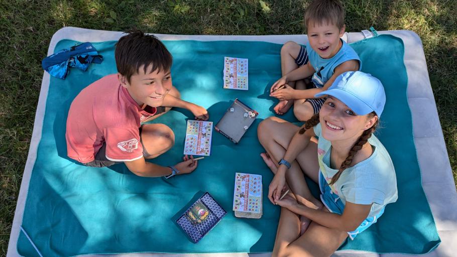 Spielerunde am Strand