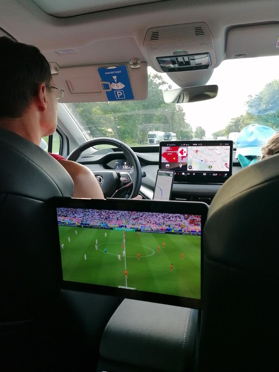 Jeder hat sein Programm, Fußball oder Navi. Ich kann weniger jubeln, muss aber auch nicht so oft schimpfen.