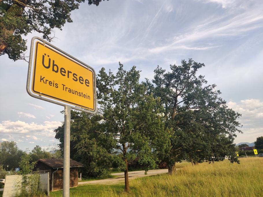 Übersee hat sogar eine eigene Autobahn-Abfahrt