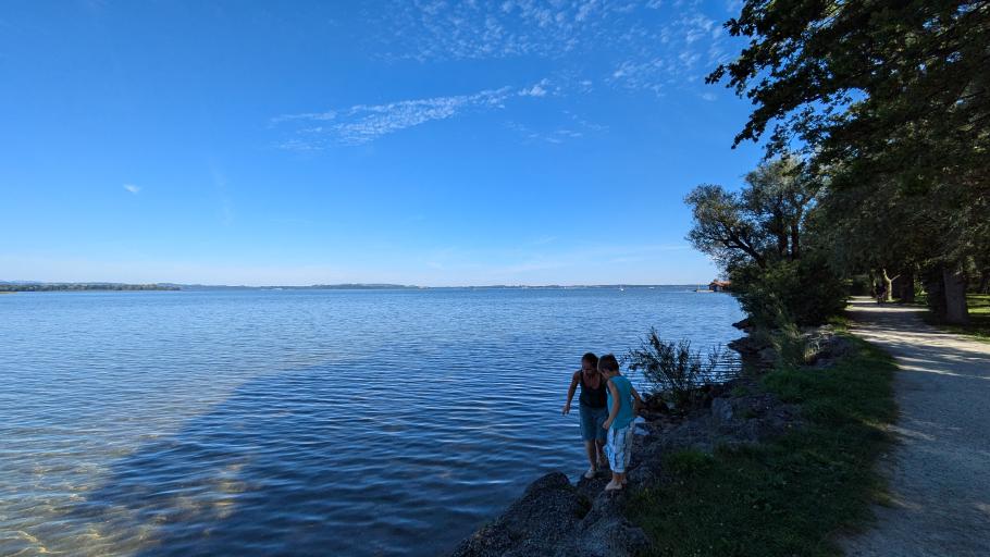 Der See lädt zum Baden ein - es ist uns aber viel zu mückig