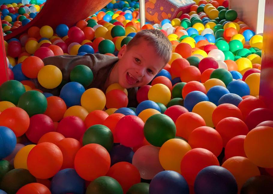 Mattis krault durch das Bällebad