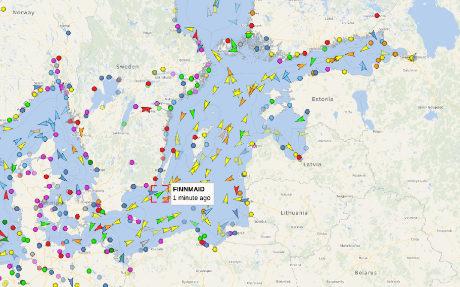 Auf Vesselfinder.com sehen wir unseres und jede Menge anderer Schiffe in der Nähe