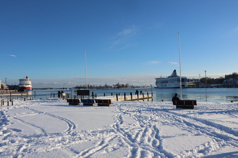 Der winterlich verschneite Hafen. Obwohl Helsinki eine der südlichsten Städte Finnlands ist, hat es hier ordentlich geschneit.