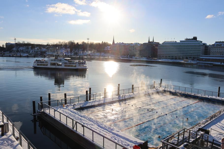 Am Hafen befindet sich eine öffentliche Sauna mit beheiztem Schwimmbad, beides gut besucht