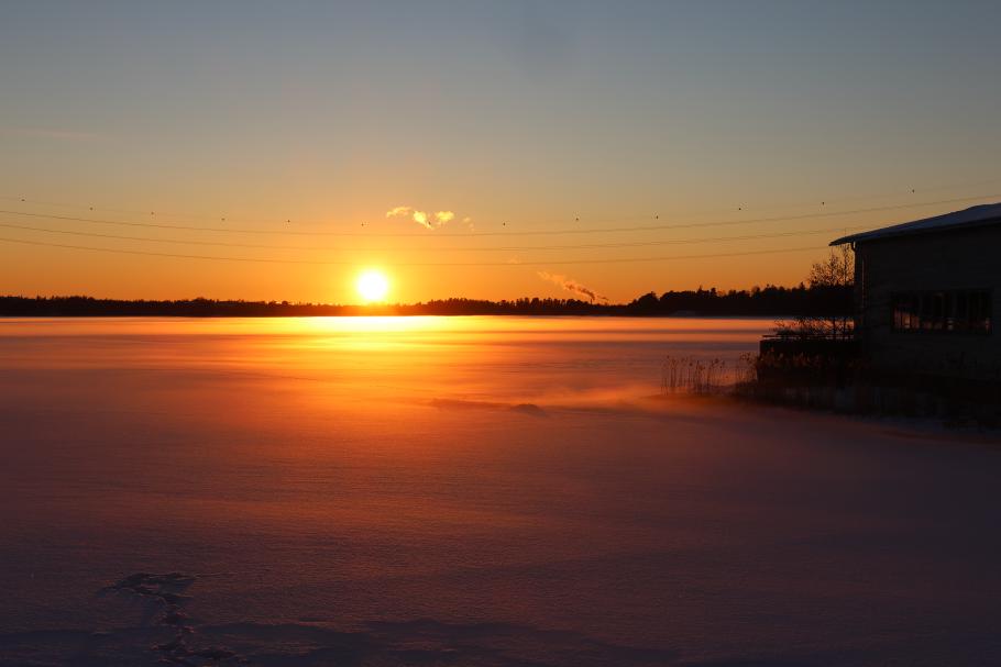 Die vollständig zugefrorene Meeresbucht bietet einen tollen Vordergrund für den Sonnenuntergang.