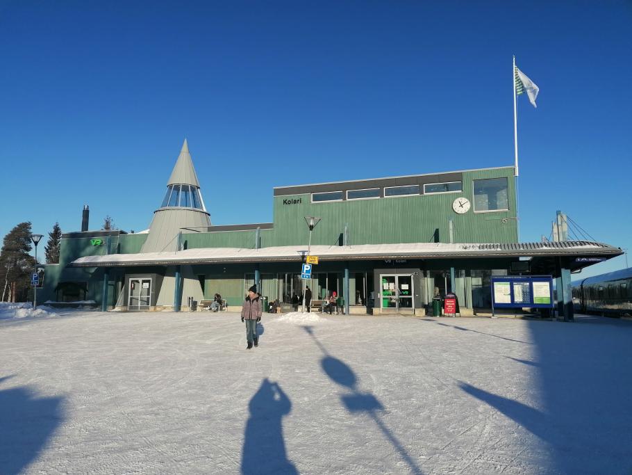 Der Zielbahnhof Kolari. Außer dem Bahnhofsgebäude ist auch hier weit und breit nur Winterwald.