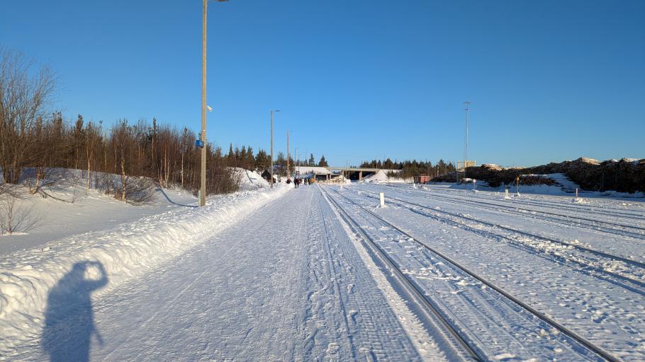 Am hinteren Ende der Endhaltestelle warten wir auf die Autos