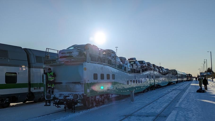 Beim Auswürfeln wessen Fahrzeug unten im Inneren des Wagens fährt und wessen darauf haben wir offenbar verloren.