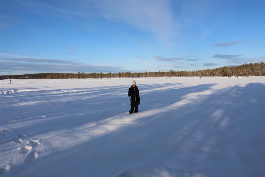 Auch der See ist zugefroren und dick eingeschneit