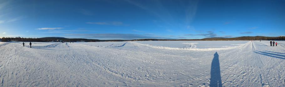 Paradies für Ski-Langläufer: Über den See gehen Loipen in alle Richtungen.