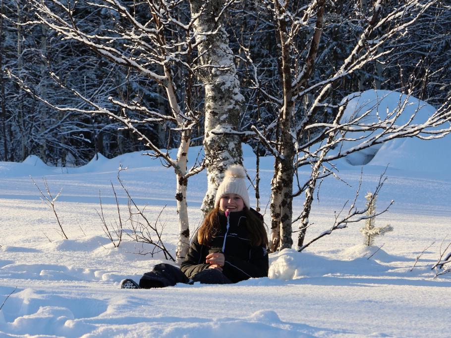 Annabell wirft sich für’s Foto in den Schnee