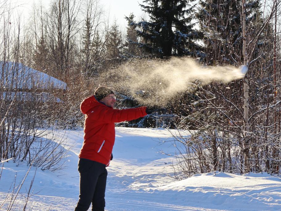Annabell steckt wehrlos im Schnee, was ich gnadenlos ausnutze … 
