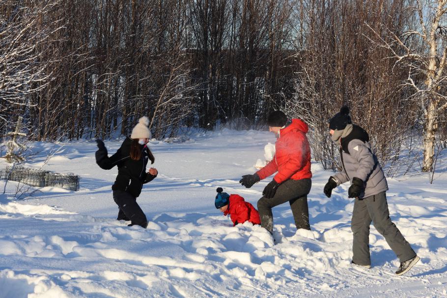 … und schon ist die Schneeballschlacht im Gange.
