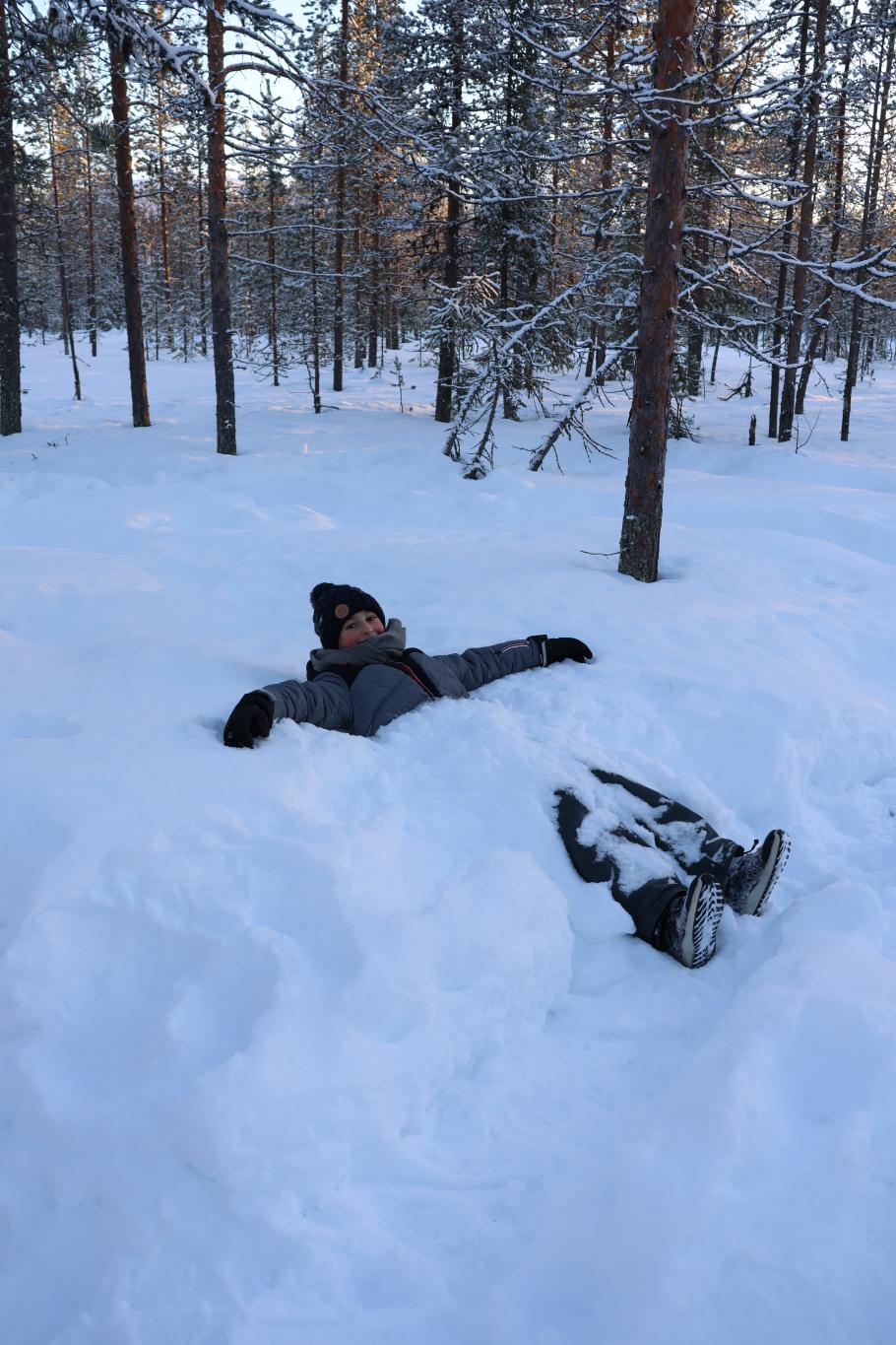 Felix baut sich ein Schnee-Sofa. Inklusive Kuscheldecke.